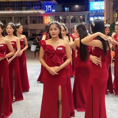 华纳万宝路礼仪队红色礼服队列，开盘庆典与晚宴礼仪现场实拍